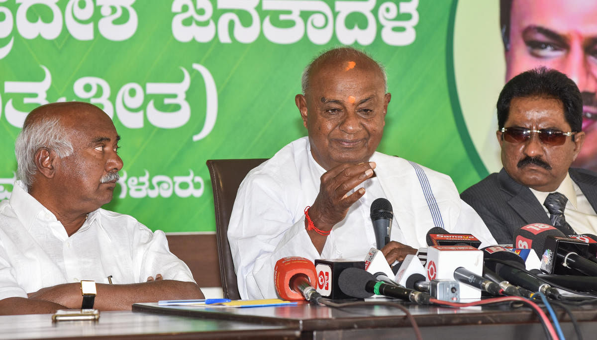 JD(S) supremo H D Deve Gowda addresses a press meet in Bengaluru on Saturday. Party state president H Vishwanath and national general secretary Zafrulla h Khan are seen. DH Photo