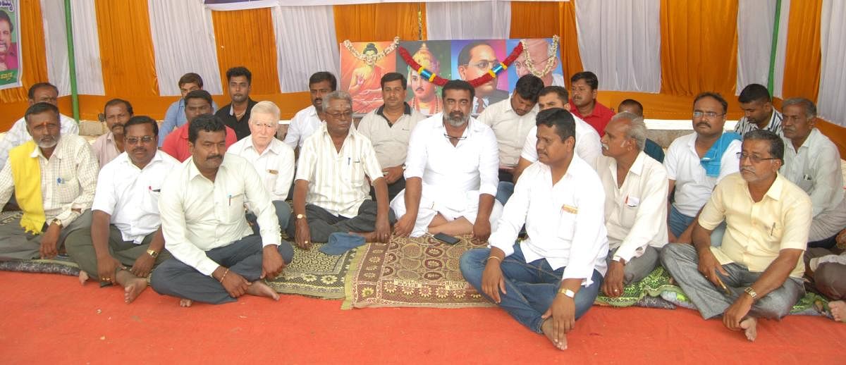 Leaders of various parties took part in the hunger strike near Visvesvaraya statue in Mandya on Sunday.
