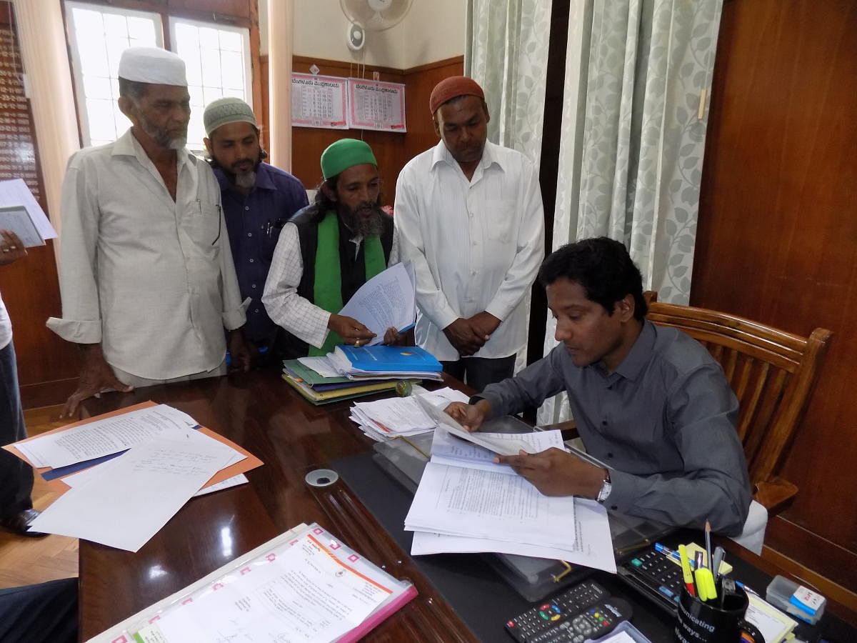 Muharram-Ul-Haram Mujawar Samithi members submit a memorandum to Deputy Commissioner Bagadi Gautham in Chikkamagaluru on Monday.