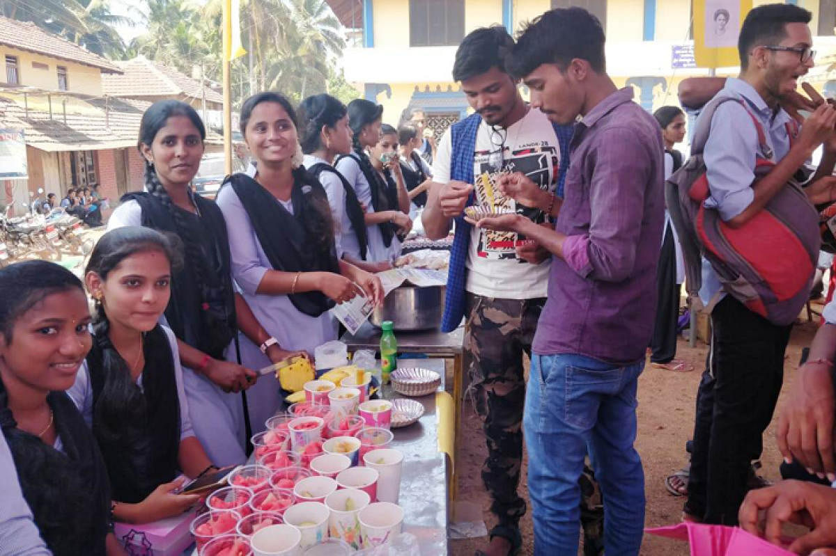 Students sell fruits and a variety of juices at Byndoor.