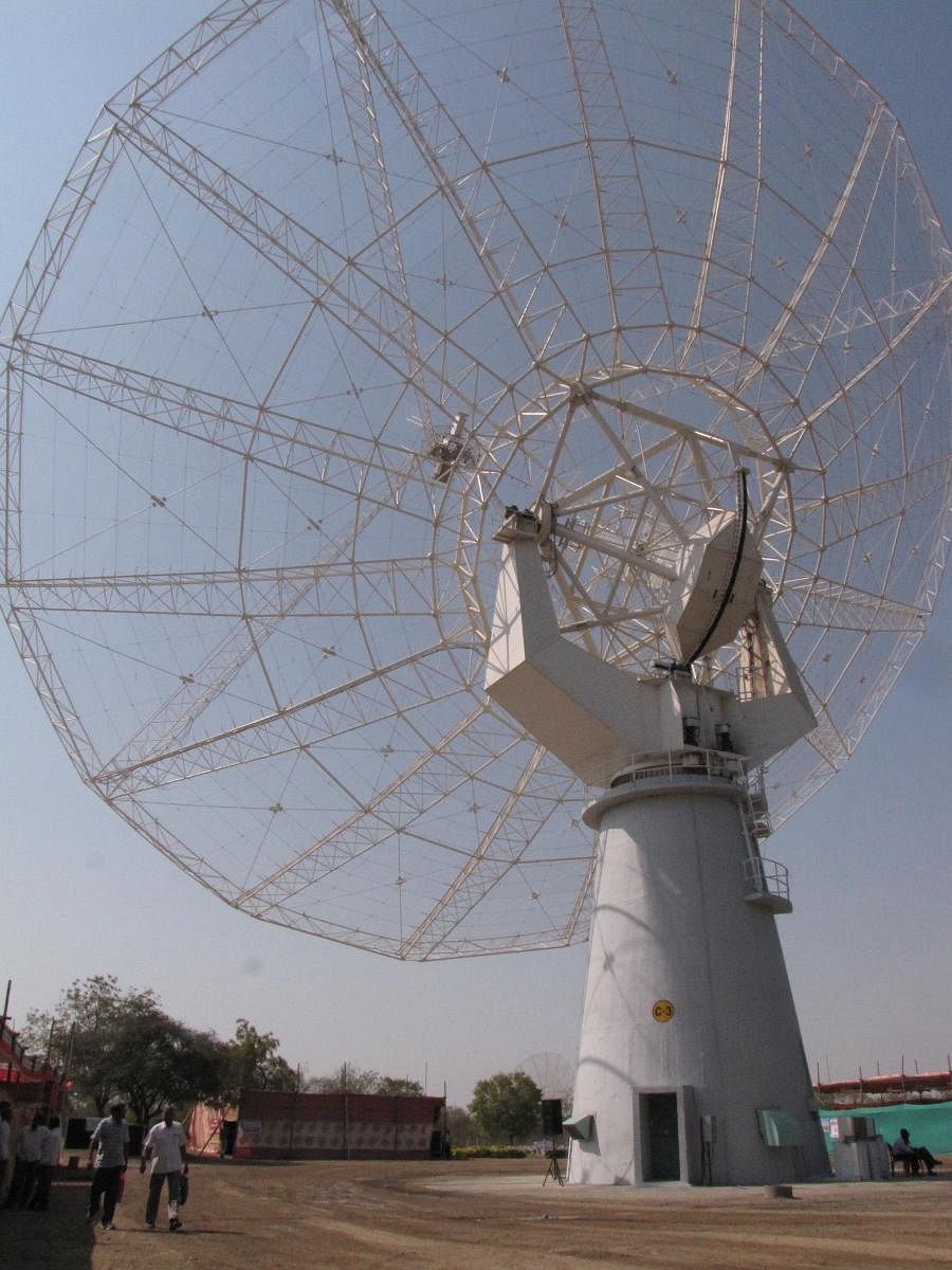 A giant meter wave radio telescope