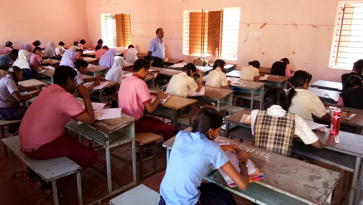According to the recent government order teachers have to ensure a minimum 60% pass in respective subject failing which their salaries, grant-in-aid and promotions would be withheld. DH File Photo for representation
