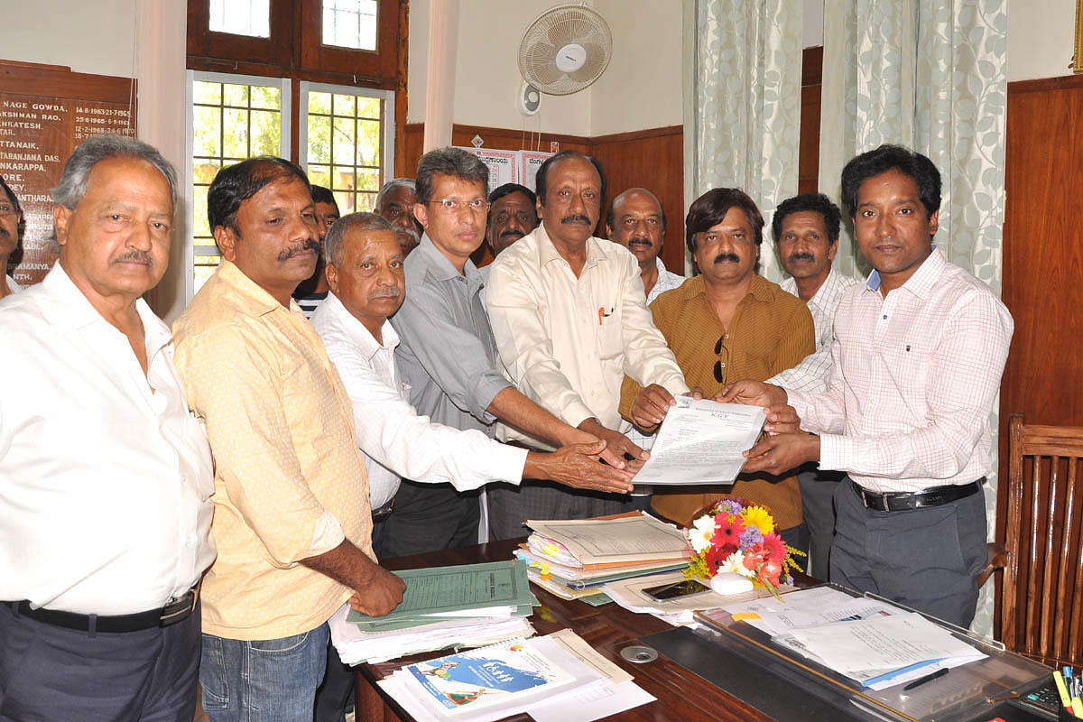 Members of Karnataka Growers Federation submit a memorandum to Deputy Commissioner Bagadi Gautham in Chikkamagaluru on Wednesday.