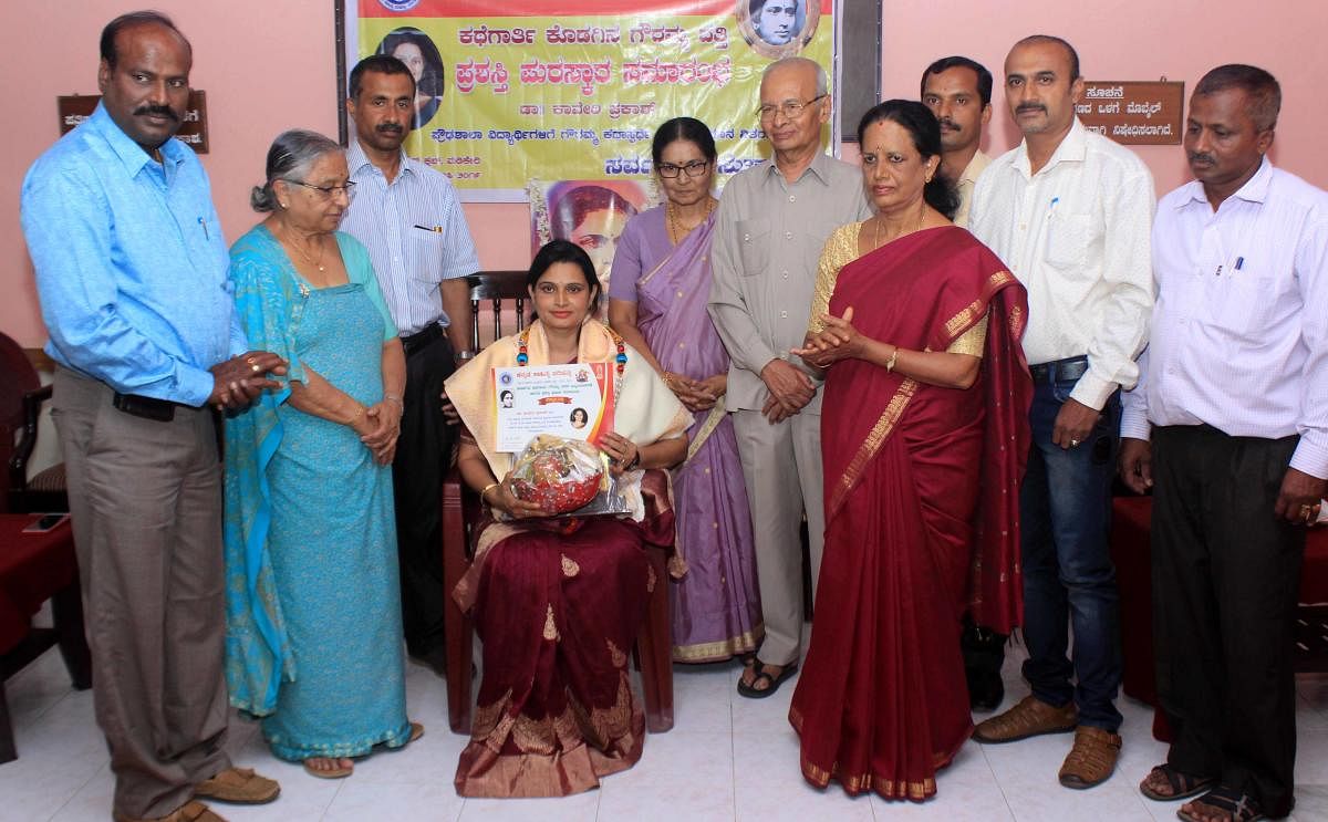 Rashtrakavi Kuvempu’s daughter Tarini and writer Chidananda Gowda presented ‘Kodagina Gowramma Endowment Award’ for the year 2018-19, to Government First Grade College Napoklu principal Dr Kaveri Prakash, in Madikeri on Wednesday.
