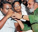 break fast: Prof U R Ananthmurthy offers juice to JD(S) state president H D Kumaraswamy to end his fast at the Freedom Park in Bangalore on Sunday. dh Photo