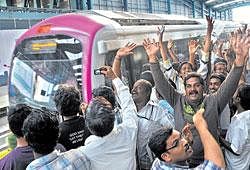 People throng M G Road station for the first Metro ride in Bangalore on Thursday. DH Photo/ S K Dinesh