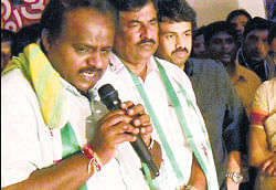 Former chief minister H D Kumaraswamy speaks at a Kannada Rajyotsava programme in Srinivaspur.  dh photo