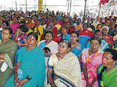 QAACAll ears: A large number of women participate in the Sammelan on Sunday at&#8200;Malur. dh photos