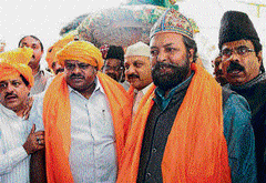 Obeisance: JD(S) State Unit president H D Kumaraswamy visited the dargah of Khwaja  Moinuddin Chisti at Ajmer in Jaipur on Tuesday. He is flanked by MLA B Z Zameer Ahmed (on the extreme left) and others. DH Photo