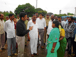 Naveen Raj Singh (left), then commissioner of the Department for Social Welfare, visited Kolar Gold Fields in October 2011, and met the family members of the three Safai Karmacharis who died in an inspection chamber accident. DH file PHOTO