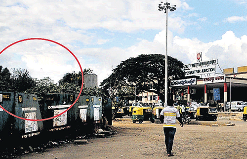 The foot overbridge, when constructed between the Yeshwantpur railway station (right) and Tumkur Road Metro station (left), will help commuters greatly. dh photo