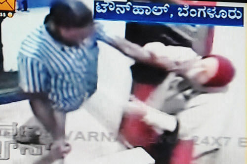 A screen grab of CCTV footage of an unidentified man assaulting a bank employee in Corporation Bank ATM at LIC ATM centre in Bangalore. DH photo
