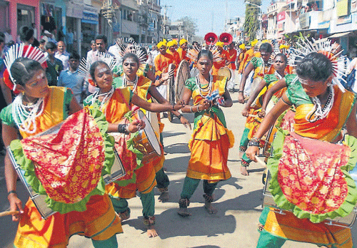 Keelukudure artistes take part in Sri Guru Siddarameshwara Jayanthi celebrations, at Kadur on Tuesday. dh photos
