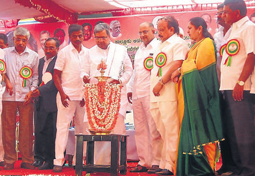 Chief Minister Siddaramaiah inaugurates development works in Tarikere on Wednesday. Information Minister Roshan Baig, Cooperation Minister Mahadevaprasad, District-in-Charge Minister Abhayachandra Jain among others look on. DH Photo