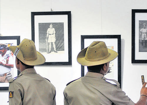 Police constables at photo exhibition of evolution of Bangalore City at Belaku Art Gallery, MG Road on Thursday. DH Photo