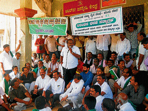 Former chief minister H D Kumaraswamy met the protesters belonging to Raitha Sangha and Hasiru Sene who have been protesting for last 15 days, in front of Sringeri taluk office on Monday. DH Photo