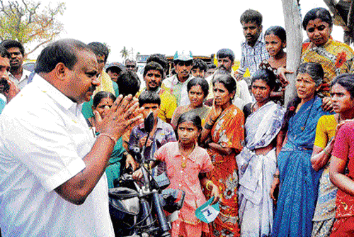 JD(S) candidate H D Kumaraswamy seeks voters' support at Chikkaballapur on Wednesday. DH photo/B K Janardhan