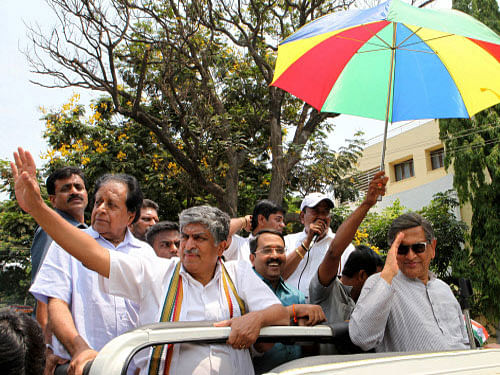 S.M. Krishna, campaigning for Bangalore South candidate Nandan Nilekani at Lakshmipura at Gavipuram .Also seen MLA R.V. Devraj, former Minister, B.K. Chandrashekar,Ex Mayor BBMP K. Chandrashekar in Bangalore on Saturday. DH Photo
