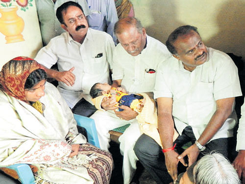 Consolation: JD(S) leader H D Kumaraswamy interacts with the family of a farmer who committed suicide, in Sado-lalu of Maddur taluk, Mandya district, on Monday. DH PHOTO