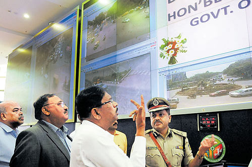 Home Minister G Parameshwara looks at the footage of a traffic junction at the Traffic and Transit Management Centre on Friday. Chief Secretary Kaushik Mukherjee, DG&IGP  Om Prakash and Additional Commissioner of Police (Traffic)&#8200;M A&#8200;Saleem are seen. dh photo