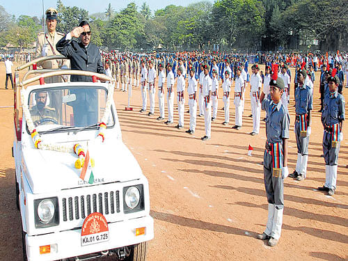 Home and District In-charge Minister G Parameshwara receives guard of honour at the Republic Day programme in  Chikkamagaluru on Tuesday. DH&#8200;photo