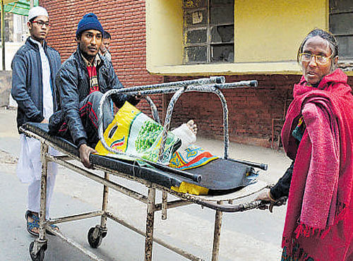 A patient waits on a stretcher on the premises of Hindu Rao Hospital where MCD doctors are on strike. DH PHOTO