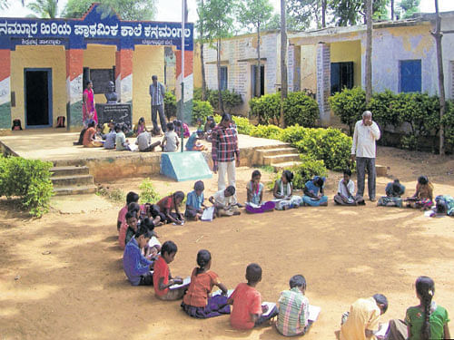 The annual government survey of country's economy has put the spotlight on the need to improve quality of education and arrest decline in enrolment in government schools, saying that an increase in the percentage of qualified teachers would be an important contributor. DH file photo