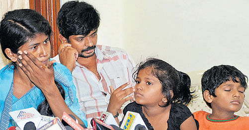 Savitha explaining to the media how police treated her when she tried to meet Chief Minister Siddaramaiah, at his home office 'Krishna' recently in Bengaluru on Tuesday. Savitha's  husband Mutturaj and children are also seen. DH Photo