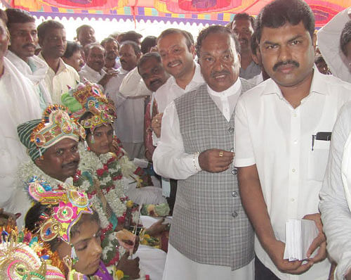 Leader of the Opposition in the Legislative Council K S Eshwarappa and MLA B&#8200;Y Raghavendra take part in a mass marriage ceremony in Shikaripur on Thursday. DH photo
