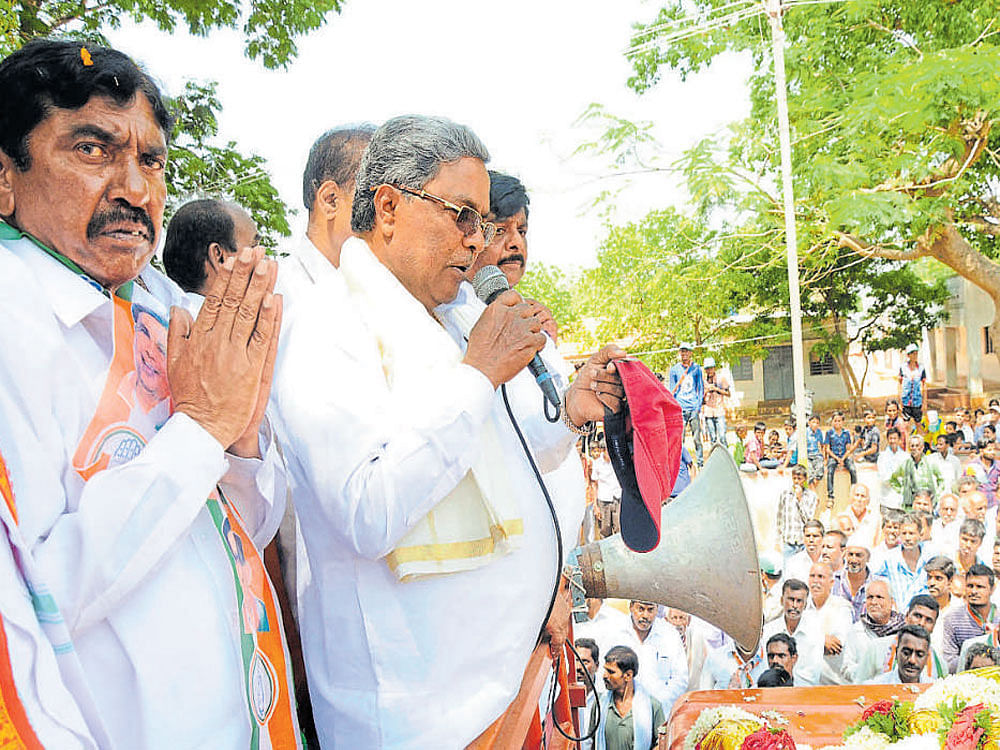 Chief Minister Siddaramaiah campaigns for the Congress candidate Kalale Keshavamurthy (left) at Nanjangud on Friday. Dh PHOTO.&#8200;