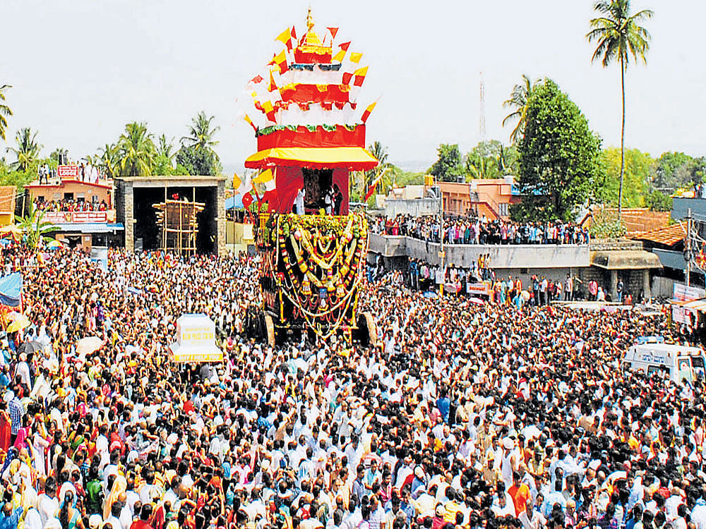 Thousands witness the Brahmarathotsava of Chennakeshava Swamy in Belur, Hassan district on Saturday. DH photo