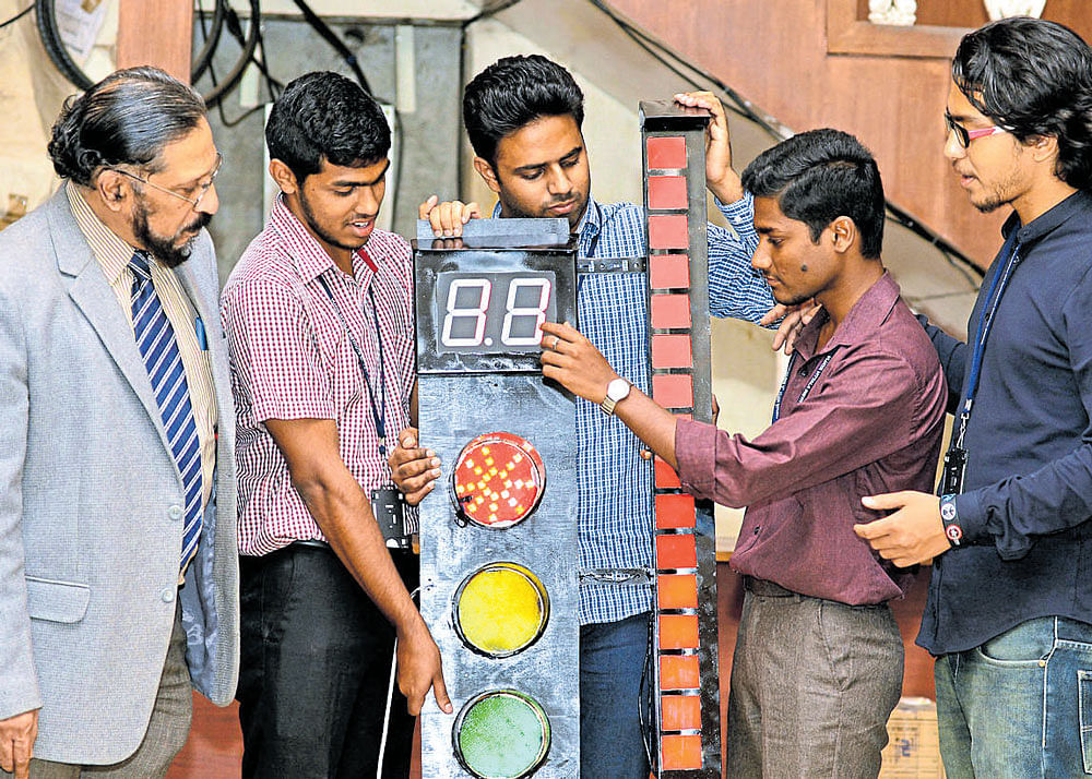 Dinesh K Anvekar (left), Director, Research and Development Product Innovation Cell, Vijaya Vittala Institute of Technology, and the students explain the traffic bar display. DH Photo