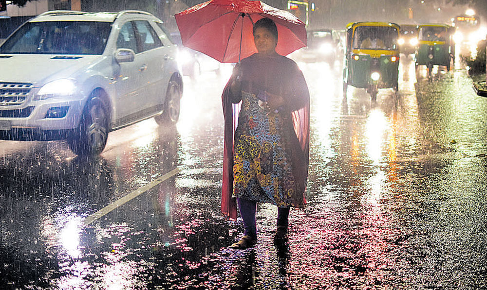 Sudden downpour on Thursday evening caught the public unawares in the city. DH Photo