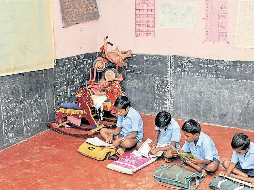 The Niti Aayog blames high levels of absenteeism of teachers and the generally lower quality of education in government schools as the reasons for hollowing out. DH file photo.