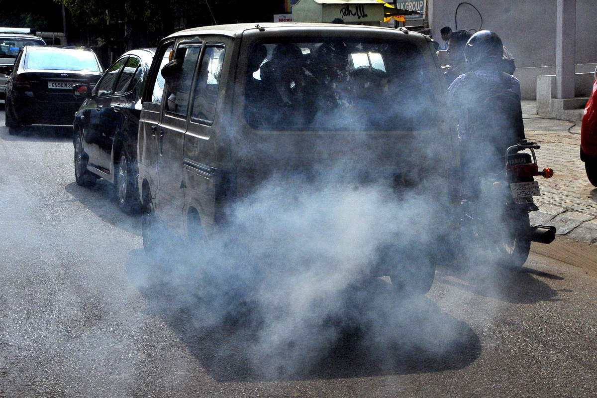 Air pollution due to emissions from diesel-powered vehicles and tyres and brakes contain particulate matter (PM10 and PM2.5) that can travel through heart vessels and lungs and deposit themselves in the vessels. (DH File Photo)