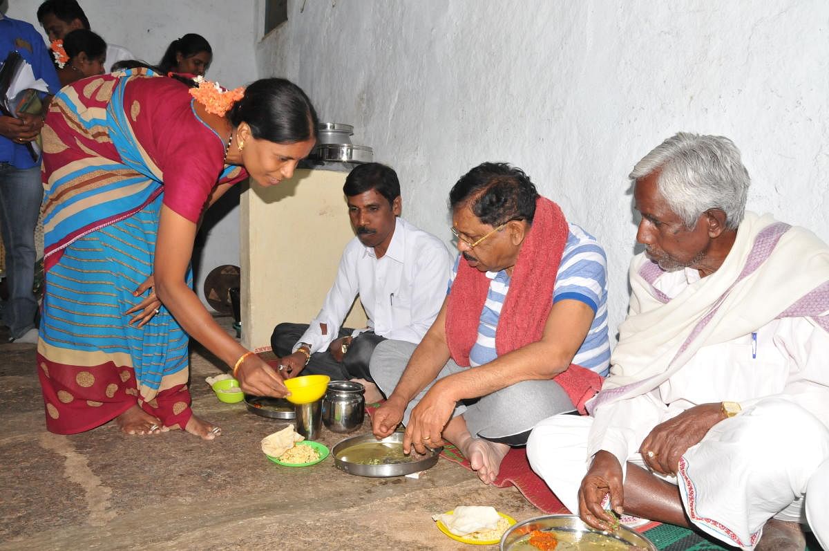 KPCC President Dr G Parameshwara who is on his poll tour, stopped over for a meal and rest at Hanumantharayappa, a leftist dalit's house for Saturday night.