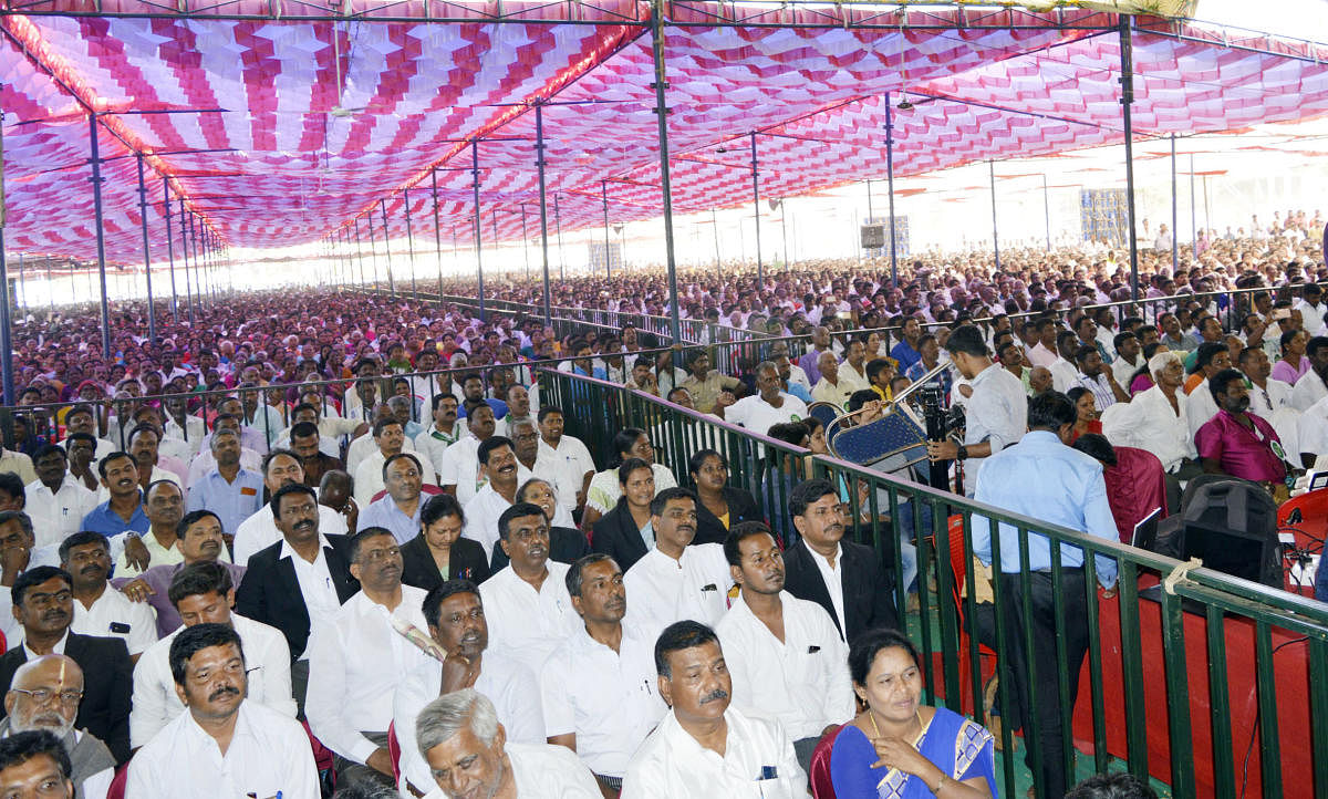 Participants in the Swabhimana mathu Abhimanada Bruhat JD(S) Samavesha, in Srirangapatna, Mandya district, on Saturday.