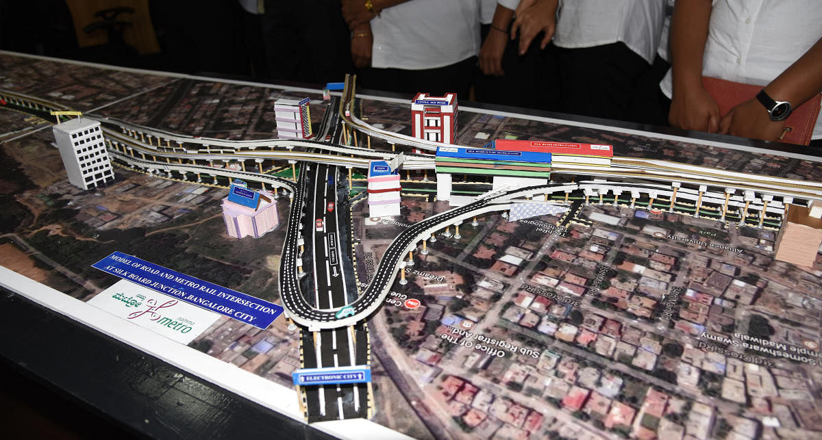 Model of upcoming Road Cum Rail Flyover at Silk board junction, towards HSR Layout and Electronic City, displayed at BMRCL Office in Bnengaluru on Thursday. Photo/ B H ShivakumarA model of the flyover was unveiled by the BMRCL at a press conference in January 2017.