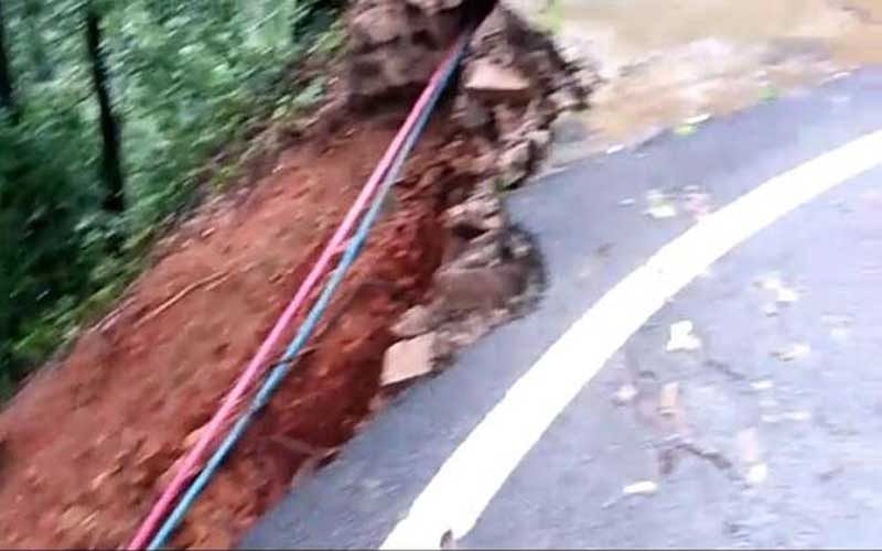 A portion of the Agumbe ghat road that caved in due to heavy rains on Thursday. (DH Photo)