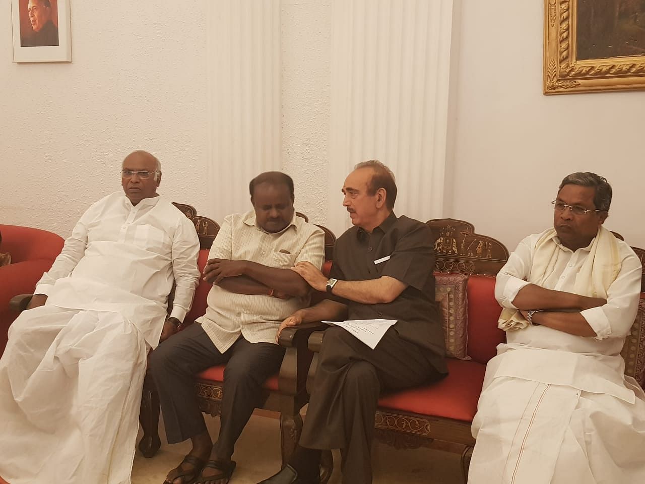 Janata Dal (Secular) chief H D Kumaraswamy along with Congress leaders Mallikarjun Kharge, Ghulam Nabi Azad and Siddaramaiah. (DH Photo)