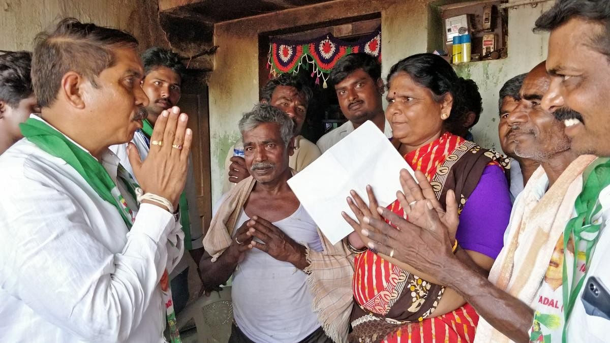 JD(S) candidate Sudhakar Lal seeks votes from the people of Kodagadala in Koratagere, Tumakuru district. DH PHOTO