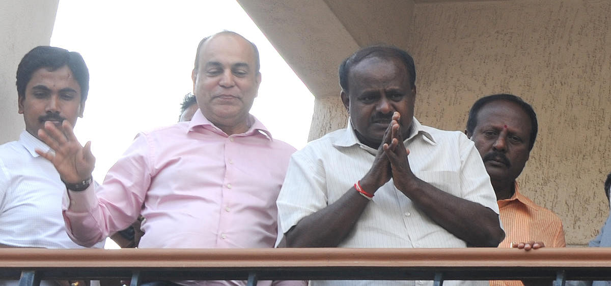 H D Kumaraswamy says thanks to his supporters from his father resiodence balcony at Padmanabhanagar residence in Bengaluru on Tuesday. Photo Srikanta Sharma R.