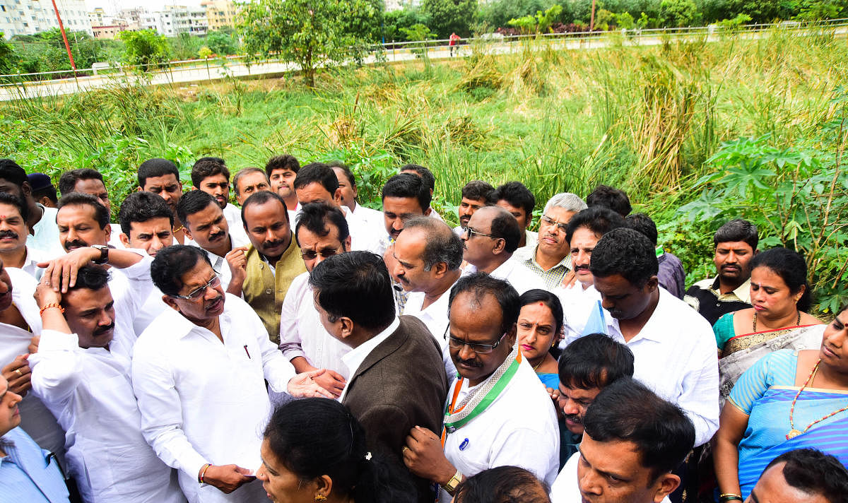 Deputy Chief Minister G Parameshwara during an inspection of the Kaggadasapura Lake on Monday. DH PHOTO