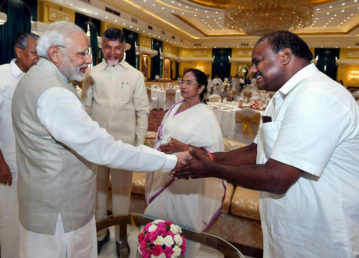 Prime Minister Narendra Modi greets Karnataka Chief Minister H D Kumaraswamy during the Niti Aayog meeting in New Delhi. DH file photo