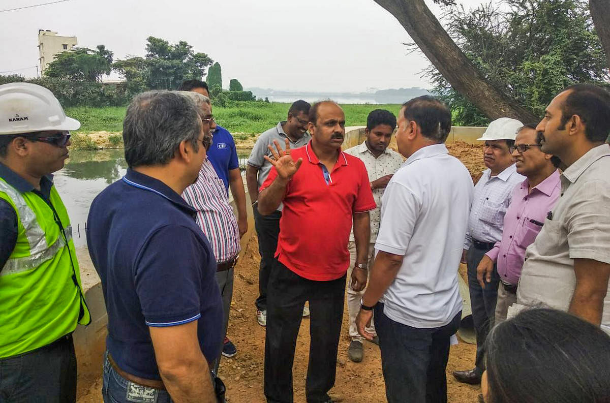 BDA commissioner Rakesh Singh along with BIAL CEO and MD, Hari Marar, and CII Karnataka chief, Neil Castrino inspected Bellandur lake on Sunday.