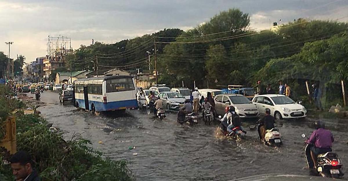 Traffic movement was very slow due to rain water logging on Egipura main road in Bengaluru on Wednesdaty. DH Photo.