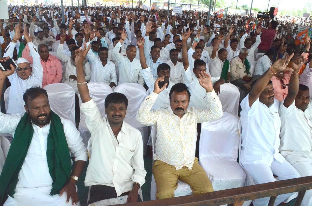 A section of the people at the farmers' rally organised by the BJP in Belagavi on Monday. dh photo