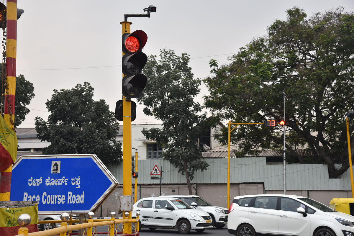 There are 100 red light violation detection cameras that capture and record signal jumping.