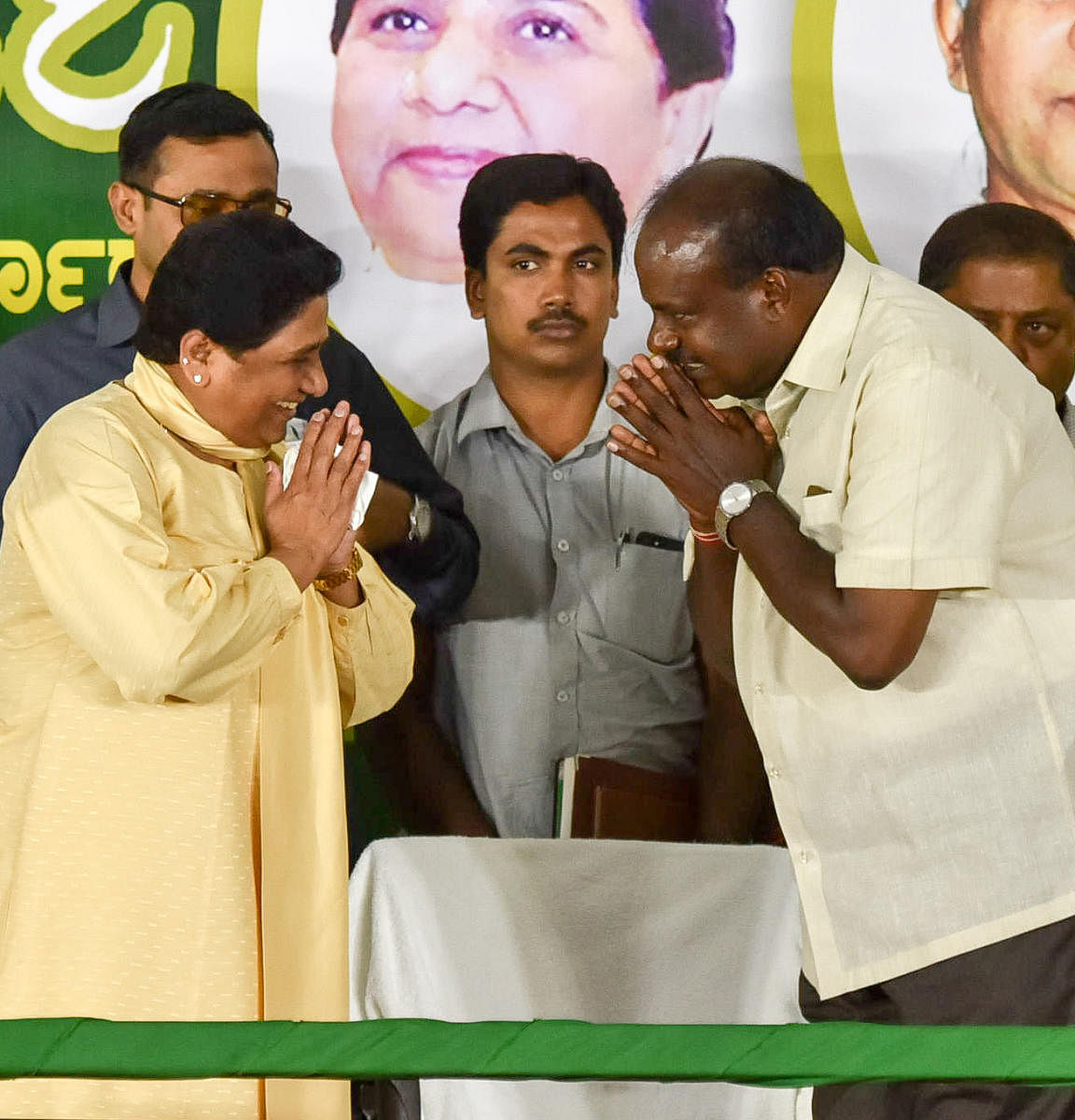 BSP National President Mayawati and JD(S) State President H D Kumarswamy exchanging greeting during the 'Kumara Parva', jointly organised by JS(D) and BSP at Maharaja College Ground in Mysuru on Wednesday.-Photo by Savitha. B R