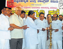 Opposition leader in the Assembly Siddaramaiah inaugurating the Congress convention, organised by the DCC, at Town Hall in Mangalore on Saturday. Opposition leader in the Council S R Patil, former union minister Janardhan Poojary, Council former chairman V R Sudarshan and DCC President Ramanath Rai among others look on. DH Photo